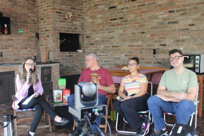 Letícia Wacholz entrevitou o candidato Cândido Faleiro Neto ao vivo da casa dele (Foto: Juan Grings)