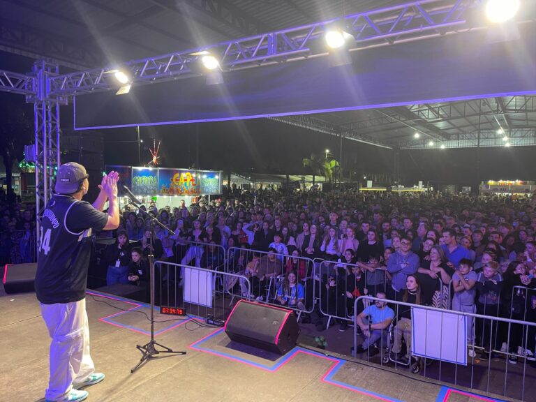 Público de quatro mil pessoas prestigia stand-up com Teteu Severo no Festival de Balonismo de Venâncio