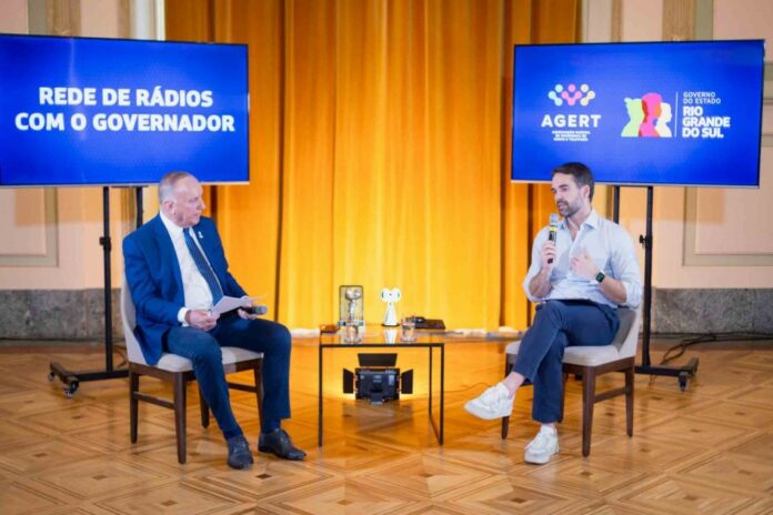 Entrevista com Eduardo Leite foi retransmitida, ao vivo, por uma rede de mais de 300 rádios gaúchas (Foto: Vitor Rosa/Palácio Piratini)