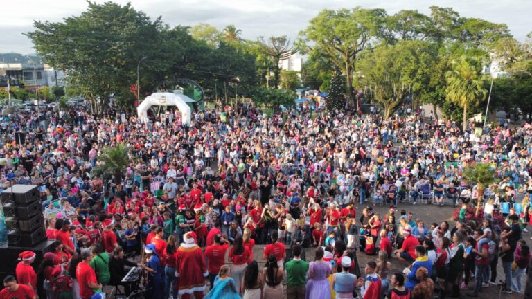 Grande público prestigia chegada do Papai Noel no Centro de Venâncio